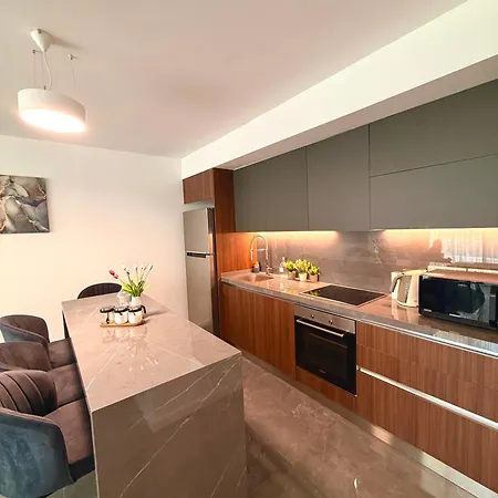 Grand Sapphire Modern 2 Bedroom With Terrace *